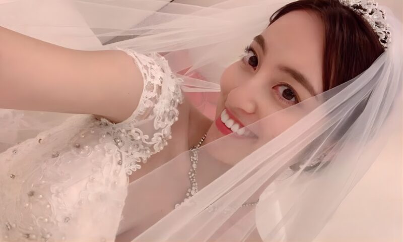 鍋谷真子 ドレス姿