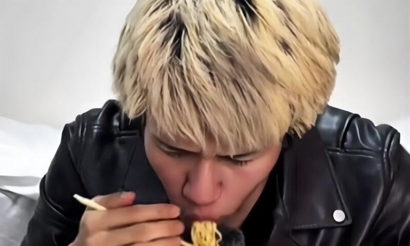 公衆便所ニキ辛みそきん食べている