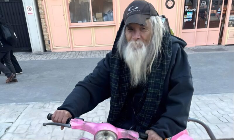 フジモトサンとピンクのスクーター