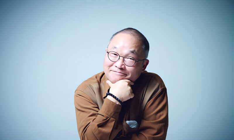 斉藤暁笑顔で頬杖