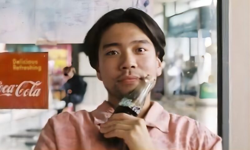 たなかえいぞを(グソクムズ)とコカ・コーラの瓶