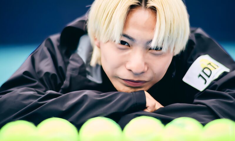 宮川楓雅黒いジャケット姿金髪