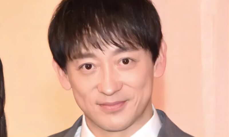 俳優の山本耕史スーツ姿