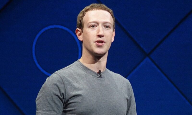 マーク・ザッカーバーグ グレーのＴシャツ姿