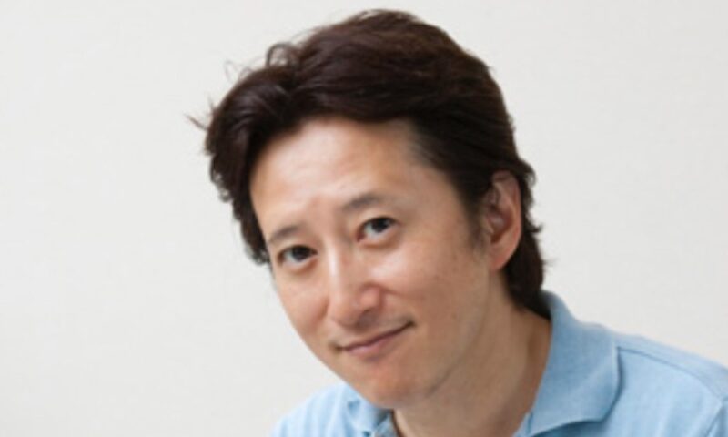 荒木飛呂彦水色のポロシャツ