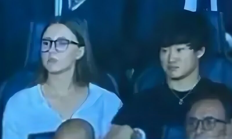 角田裕毅とヤナ・ガッターダー腕組み画像