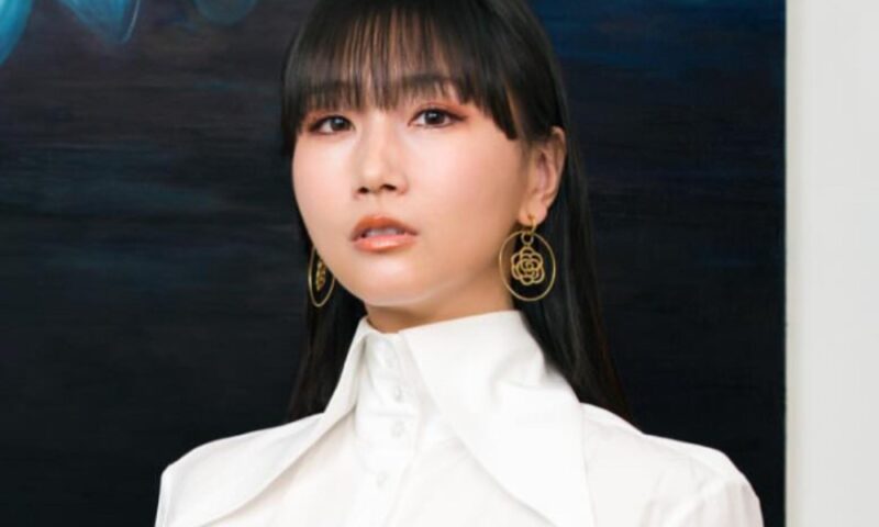 大塚愛黒髪でお団子ヘアー 2025年