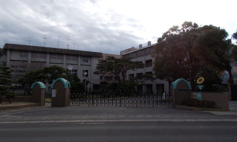 徳島県立富岡西高等学校校門