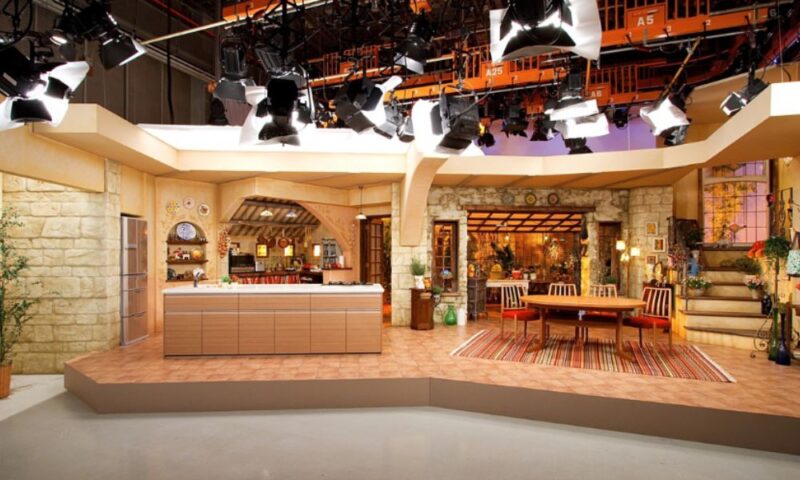 バラエティ番組のキッチン付きスタジオセット全景