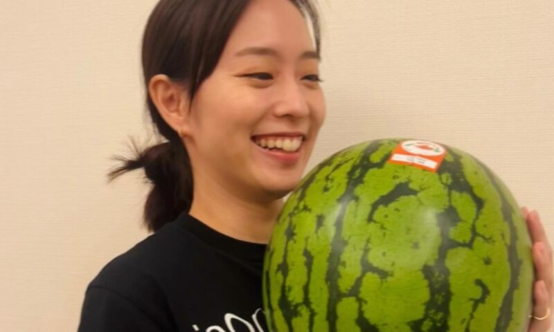 石川佳純大きなスイカを持っている