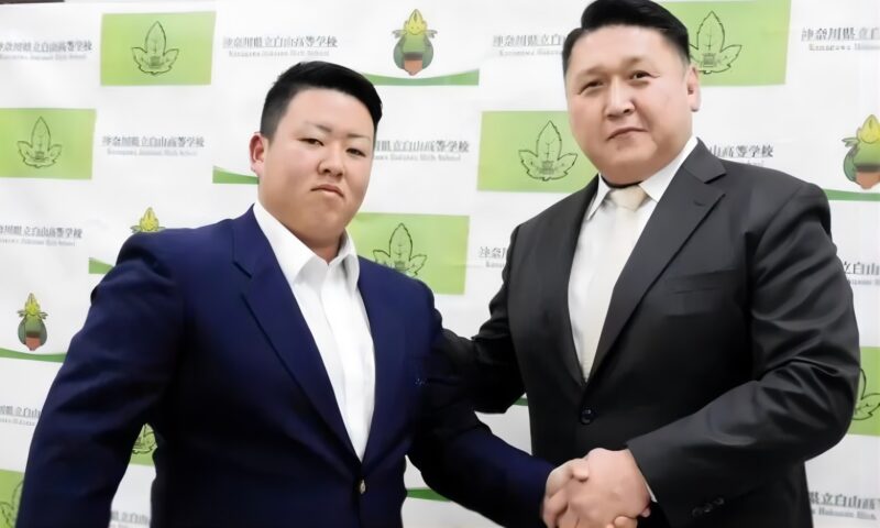 柳沢仁利さんと大島親方の握手