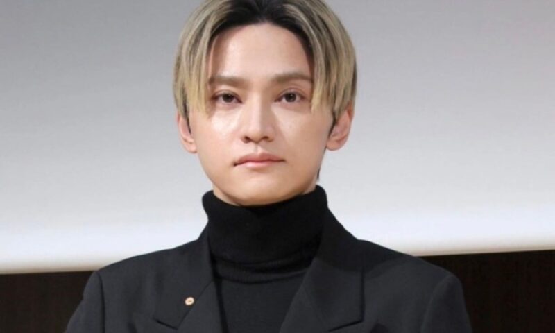 SKY-HI黒のタートルネック