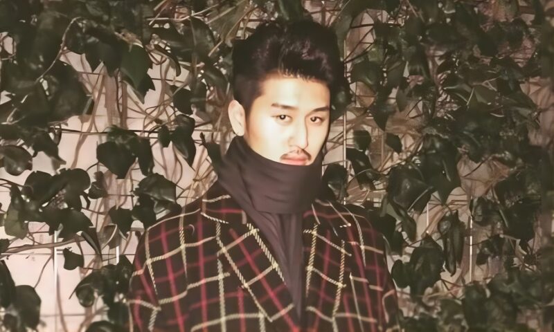 岩永ジョーイ コート姿