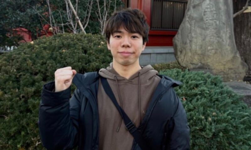 フィギュアスケート男子の佐藤駿選手が私服でガッツポーズ