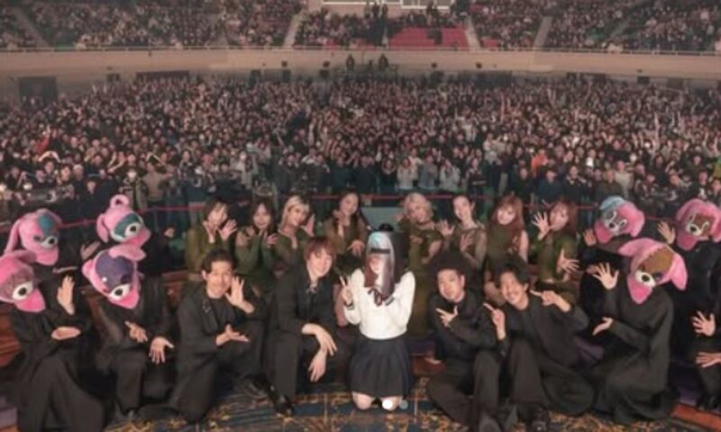 tuki.の日本武道館ワンマンライブで撮影されたステージ集合写真