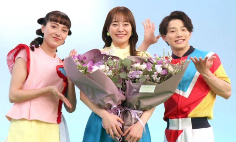 踊りのおねえさん・アンジェと秋元杏月さんが花束を持って笑顔を見せる様子