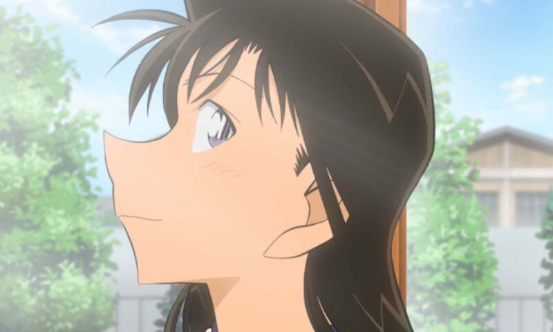 アニメ『名探偵コナン』の毛利蘭が空を見上げるシーン