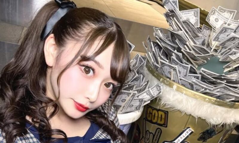 ROKUSAN ANGEL所属のショーダンサー・るみのオフショット写真。イベント会場で撮影された様子