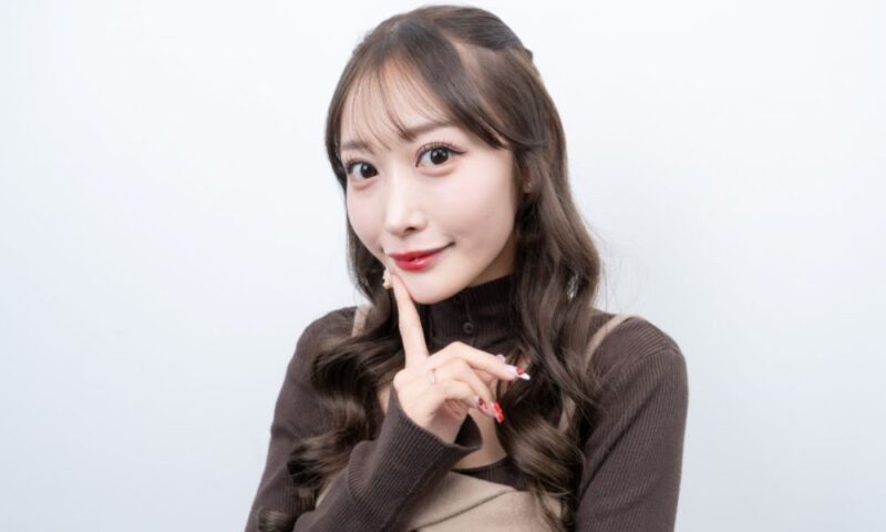 ラブパワーキングダム2に出演するるみのプロフィール写真。落ち着いた私服姿でカメラを見つめる様子