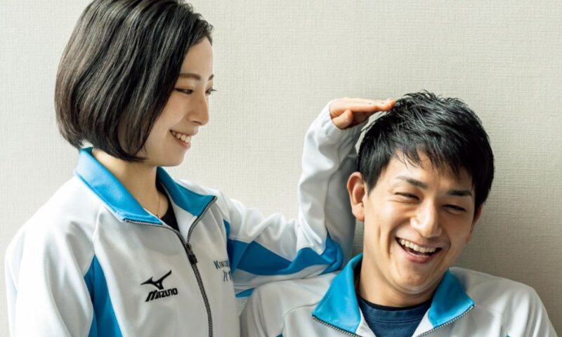 木原龍一の頭に手を置き笑い合うりくりゅうペア