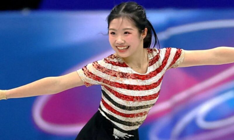 中井亜美がトリプルアクセルを武器に笑顔で演技する競技中の様子