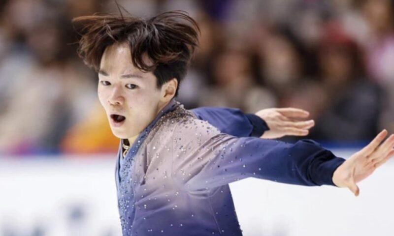 高いスケーティング技術で演技に集中する鍵山優真の試合シーン