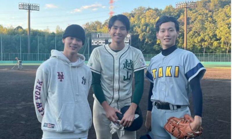 ドラマ『下剋上球児』撮影終了後、野球場でユニフォーム姿の出演者3人が並んで記念撮影している様子