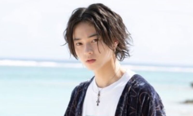 海を背景にした原田夕季叶（ゆきと）のオフショット写真｜ラブパワーキングダム2出演俳優
