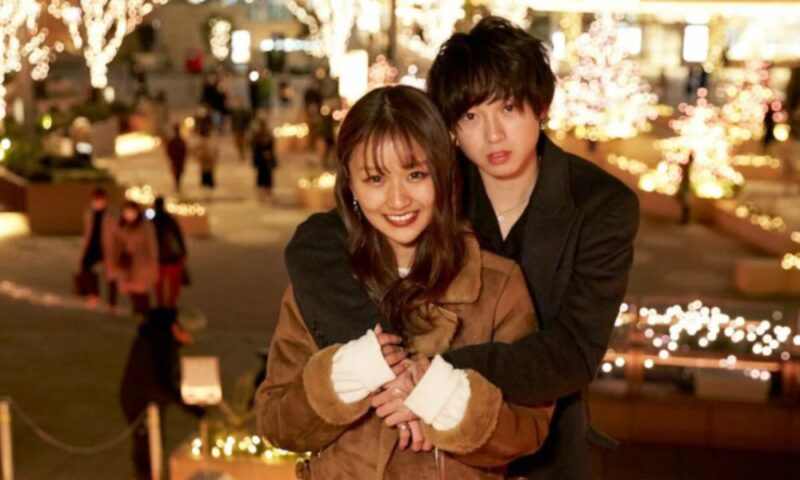 恋する週末ホームステイで共演者と写る原田夕季叶（ゆきと）のツーショット写真
