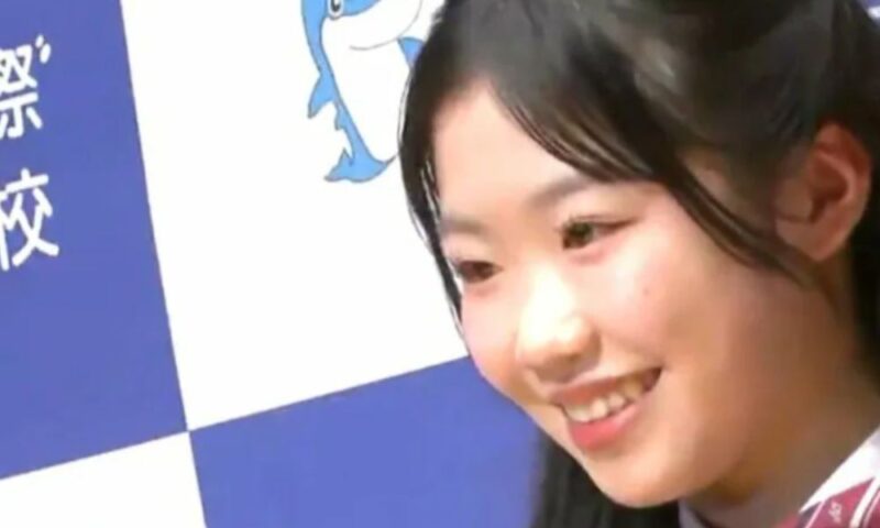 記者会見で笑顔を見せる中井亜美さん