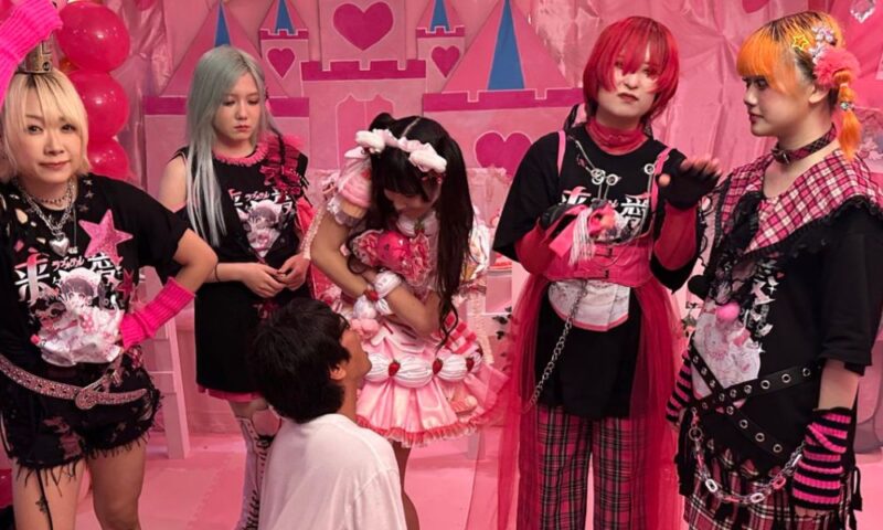 ピンクを基調としたステージ装飾の前で、プランクスターズとファンが交流しているイベント中の様子