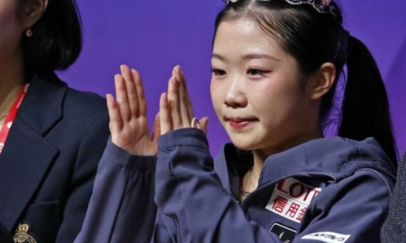 中井亜美さんが大会会見で両手を合わせるポーズを見せる様子｜フィギュアスケート女子トリプルアクセル成功選手