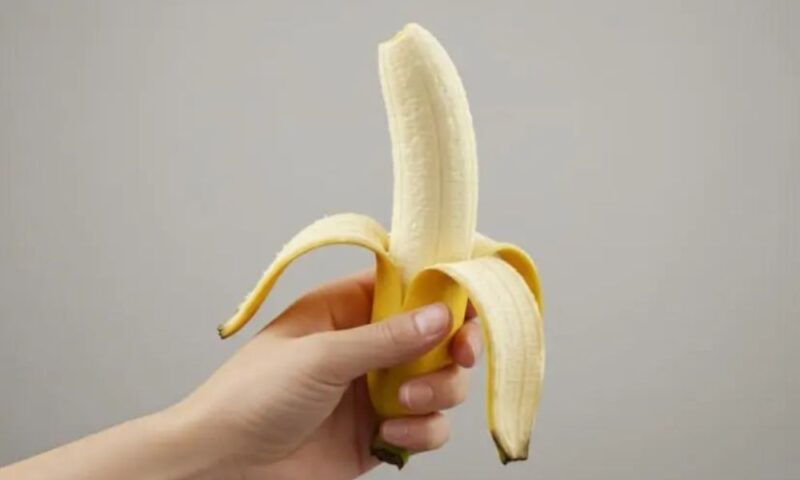 試合前の補食として話題のバナナを手に持つ様子｜アスリートのエネルギー補給イメージ