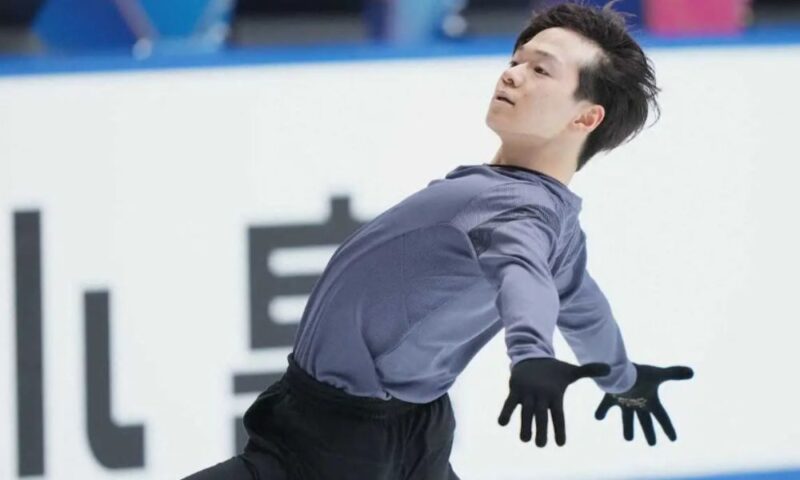 体幹の強さが伝わる姿勢で滑る鍵山優真さんのフィギュアスケート演技