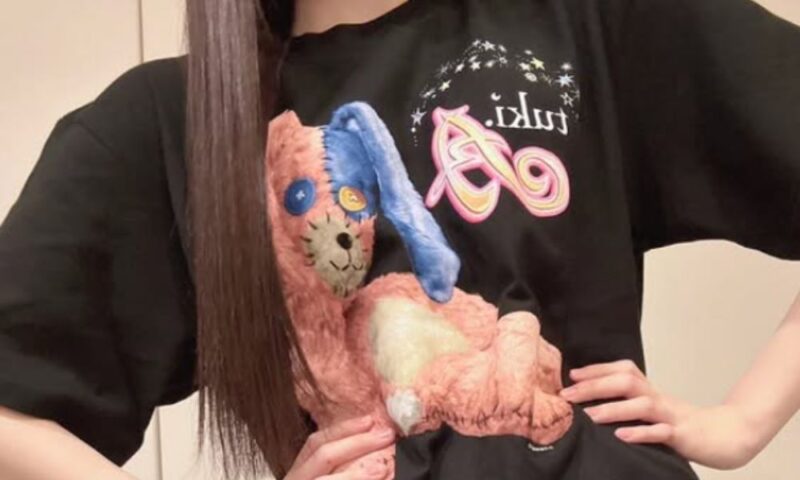 tuki.がぬいぐるみデザインのTシャツを着た写真