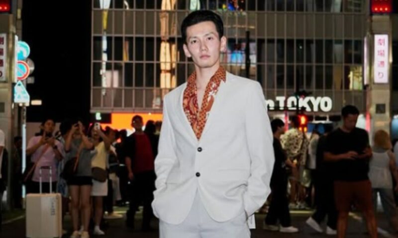 階晴紀が夜の街中でスーツ姿を披露した『龍が如く0』風コスプレ写真(背景に人混みとビル街)