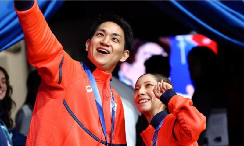 りくりゅうペア(三浦璃来・木原龍一)が笑顔でポーズを取る様子