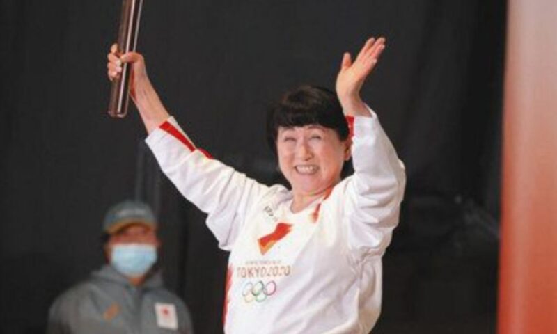 伊藤みどりさんが東京五輪の聖火ランナーを務めた様子｜長野市でトーチを掲げる姿