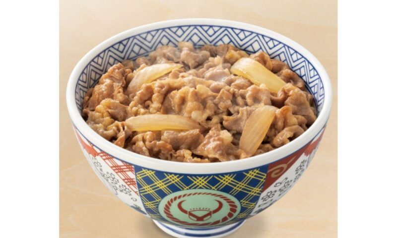 吉野家の牛丼（並盛）｜ごはんの上に牛肉と玉ねぎがのった定番メニュー