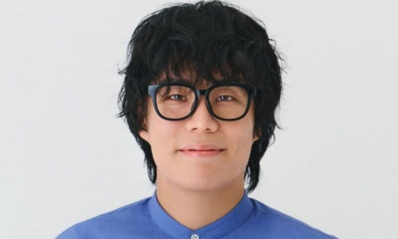 高比良くるま 令和ロマン ボケ担当 メガネ姿の宣材写真