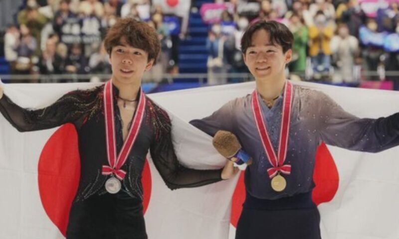 NHK杯で表彰式に立つ佐藤駿さん（左）と大会3連覇を果たした鍵山優真さん（右）