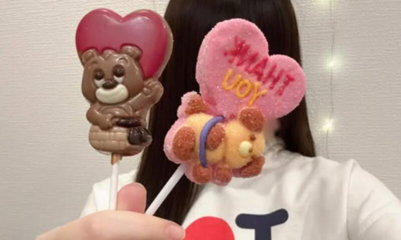 tuki.がハートとくまモチーフのスイーツを持つ姿(素顔は公開されていない)