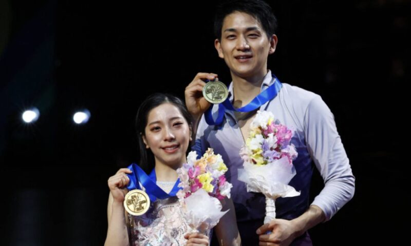 りくりゅう(三浦璃来・木原龍一)が大会優勝後に金メダルと花束を手に笑顔でポーズを取る様子