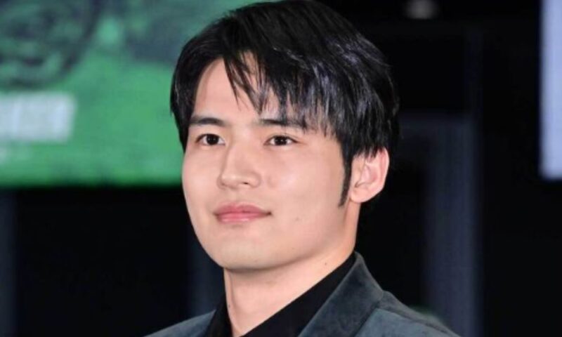 水上恒司の上半身ポートレート、黒の衣装で微笑むイベント写真