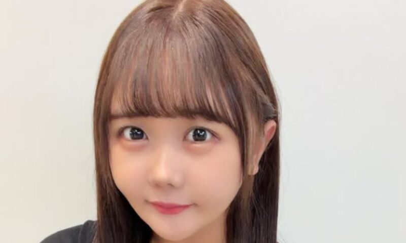 なな茶前髪ぱっつんのロングヘアで、やわらかい表情を浮かべるなな茶さんのアップショット。ナチュラルメイクでカメラを見つめる近距離ポートレート。