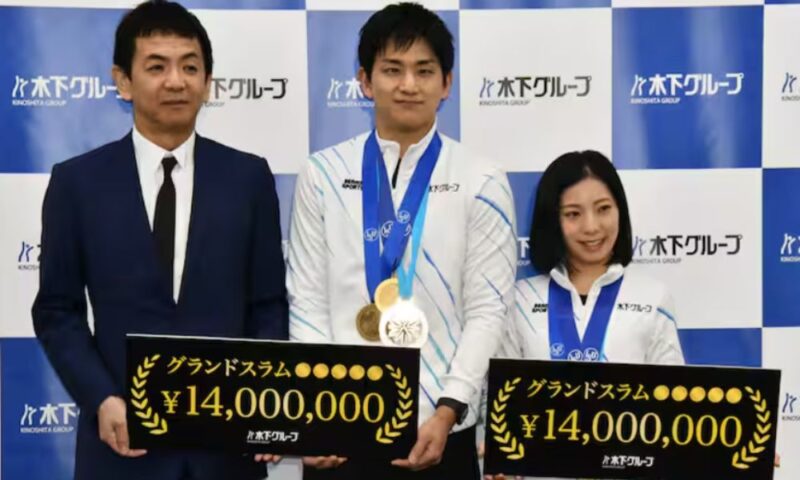 りくりゅう(三浦璃来・木原龍一)が年間グランドスラム達成で各1,400万円の報奨金を授与された報告会シーン