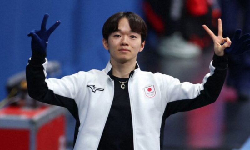 日本代表ユニフォームでポーズを取るフィギュアスケート選手・鍵山優真さん