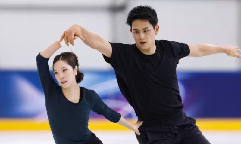 りくりゅう(三浦璃来・木原龍一)の練習風景、リンク上で息の合ったペア演技を披露