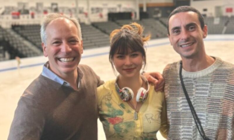 競技会場で関係者と撮影されたアリサ・リュウ