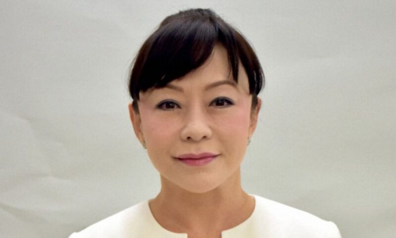 「入江伸子氏の顔写真。白いトップスを着用し、落ち着いた表情で正面を向くポートレート」